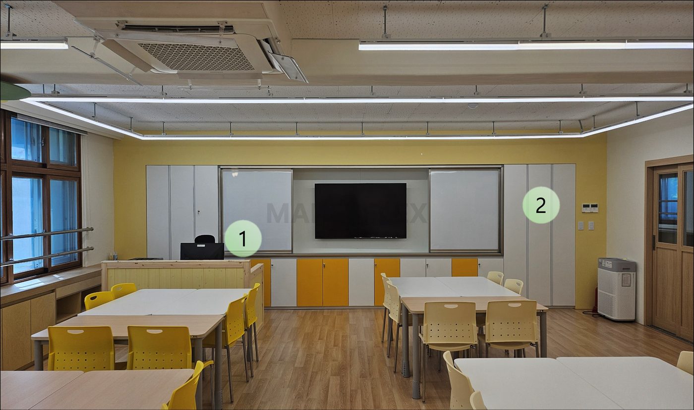 서울송화초등학교 늘봄교실 원목 교사 파티션과 칠판 보조장