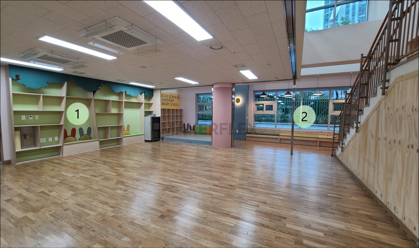 서울고현초등학교 도서실 서가와 원목 장의자